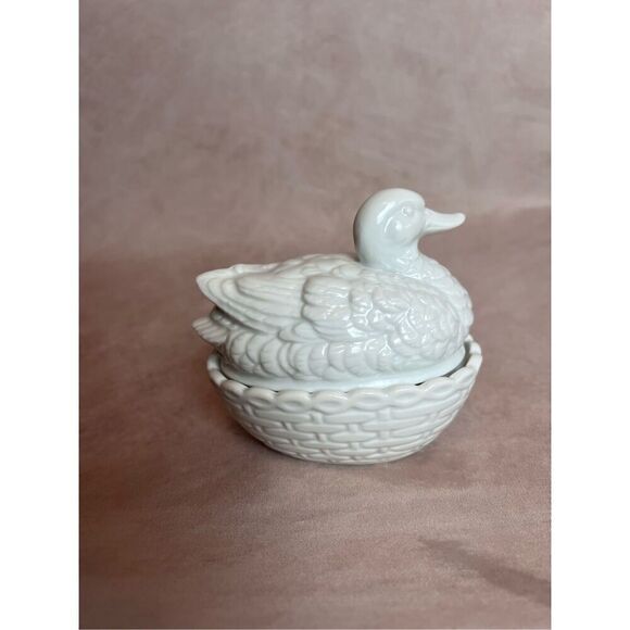 Vintage White Ceramic Duck Hen on Nest - Picture 3 of 8
